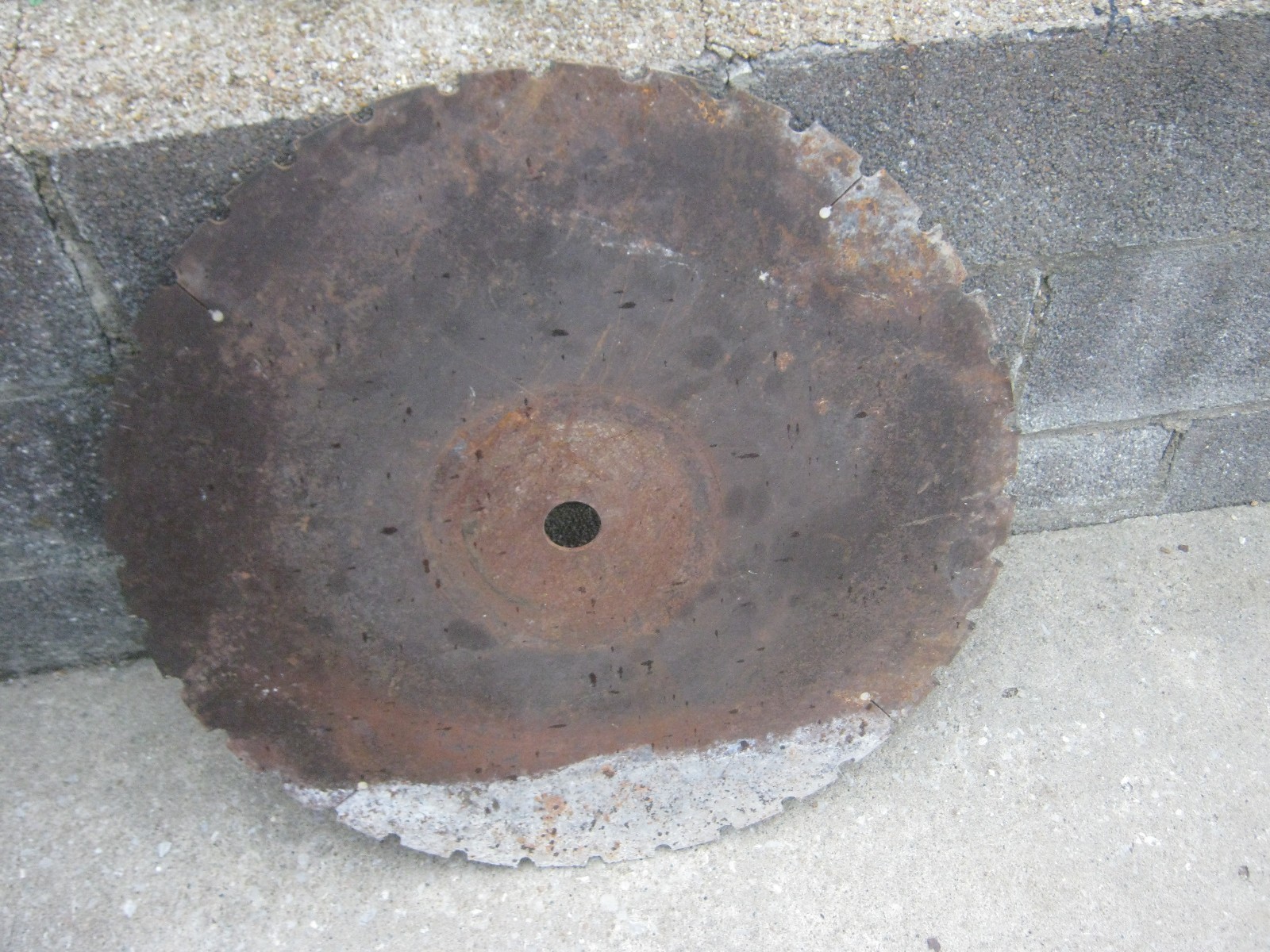 24″ diameter Vintage Rustic Rusty Buzz Saw / Saw Mill Blade