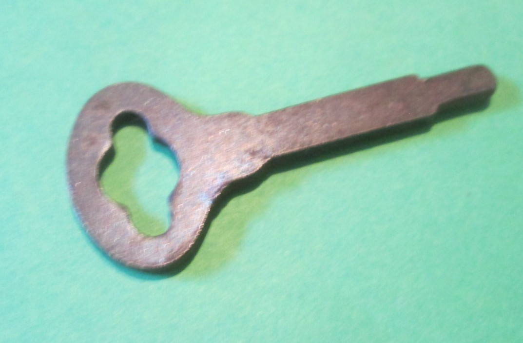 VINTAGE FLAT SEWING MACHINE SKELETON KEY 1 3/4 INCHES 2 SIDES MORE HERE