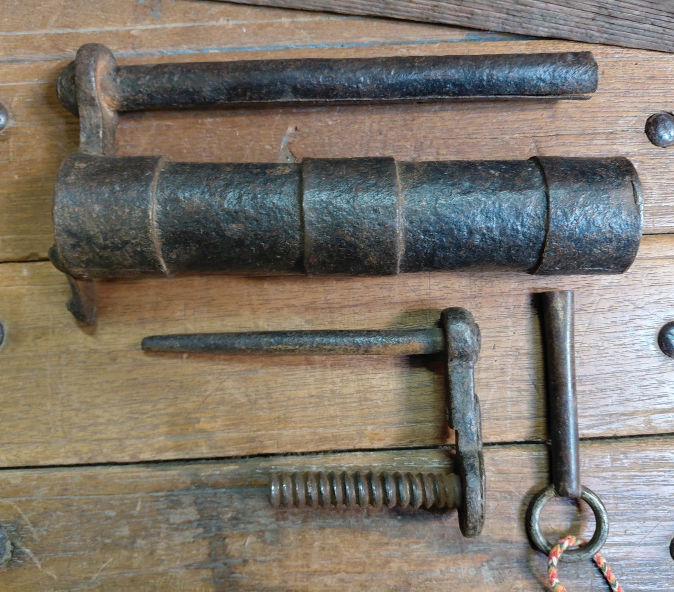 OLD VINTAGE HAND FORGED IRON PADLOCK &KEY,CYLINDRICAL SHAPE .HISTORICAL PADLOCK