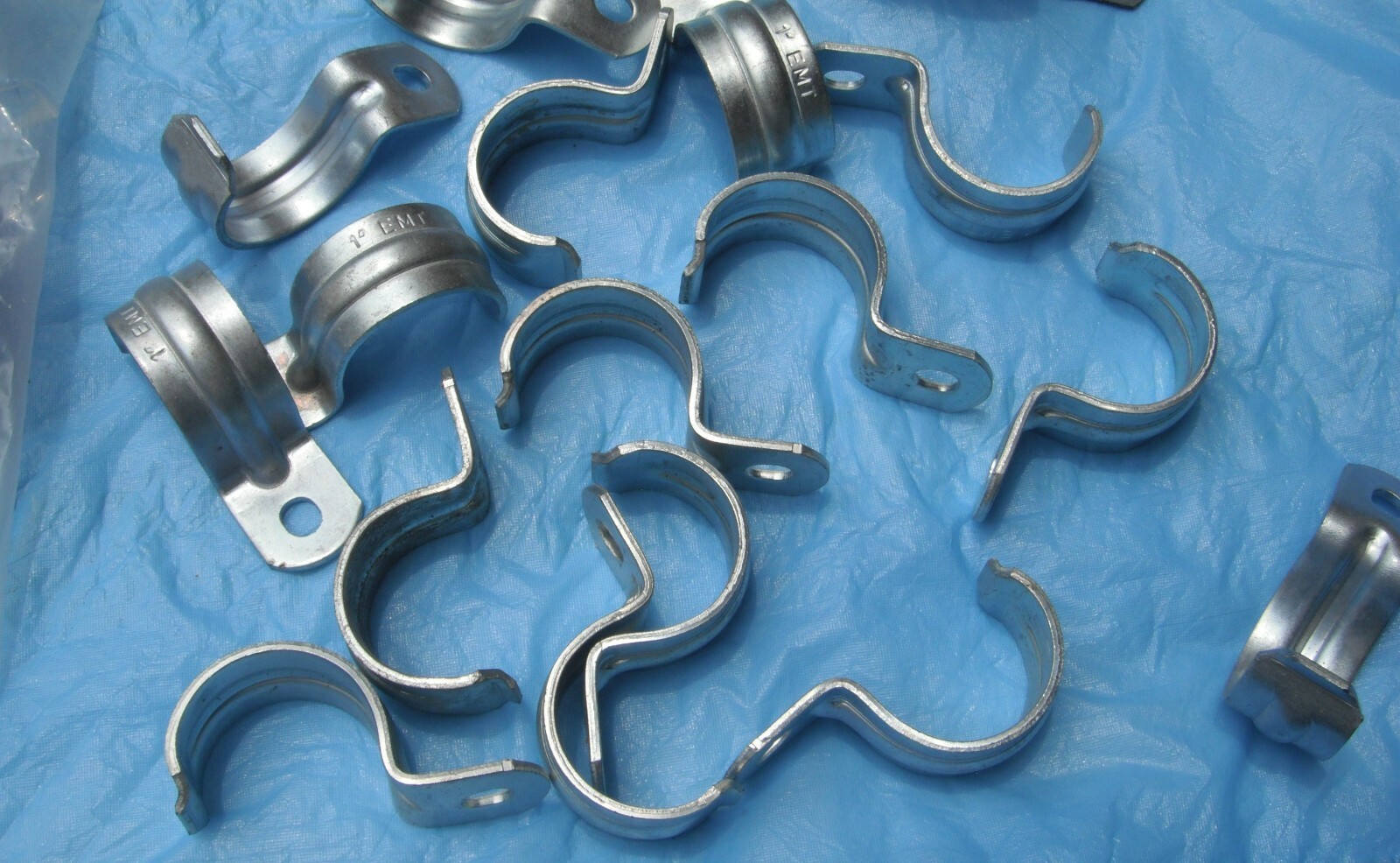 One hole EMT metal conduit straps…17 pieces of 1″ size + 3 pcs 1/2″..old er
