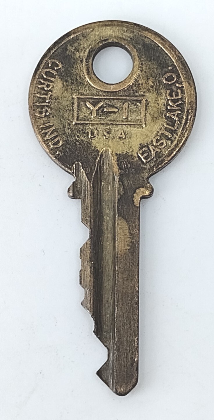 Vintage Key Curtis Ind Eastlake Ohio Y-1 Appx 2″ Replacement Locks Steampunk