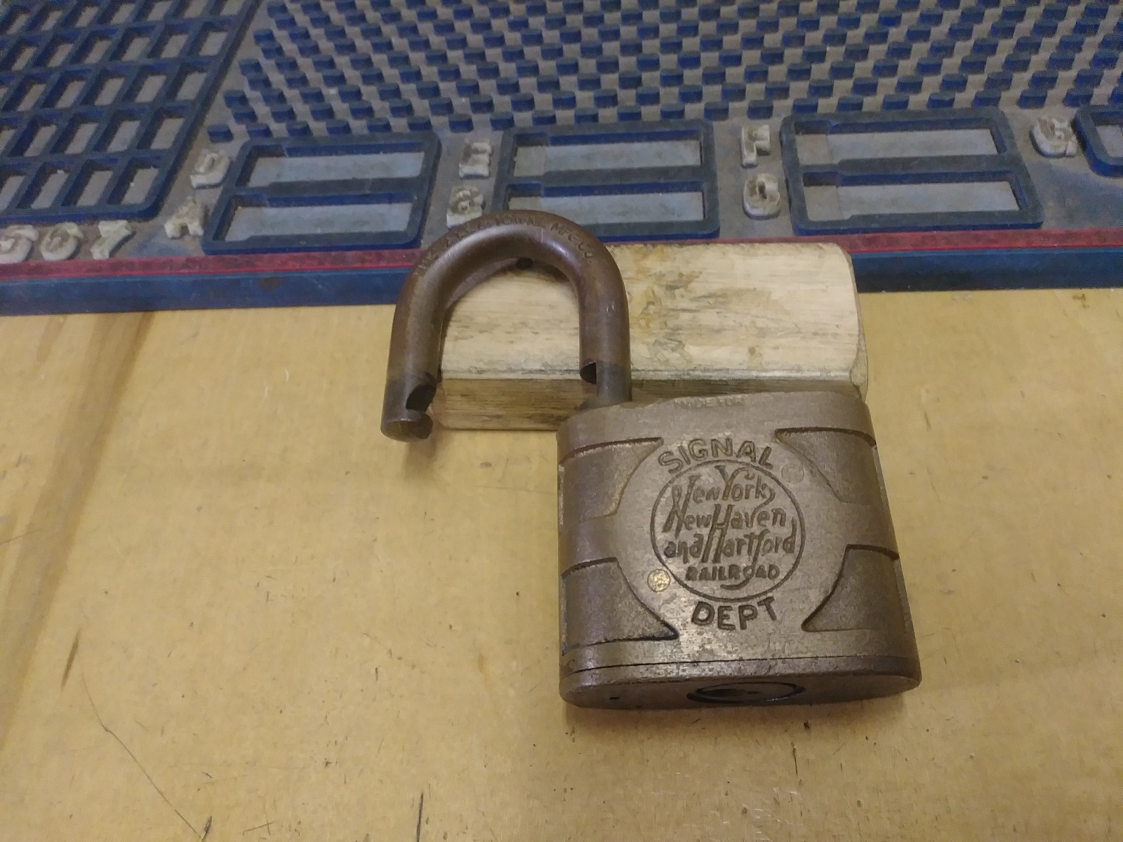 ANTIQUE/VINTAGE yale 851 new york new haven & hardford padlock A
