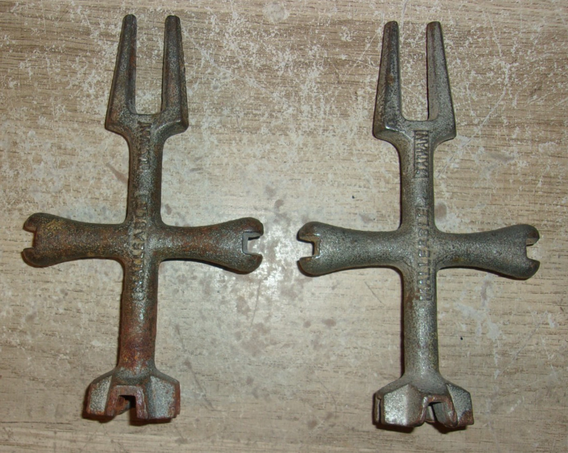 Lot of 2 Vintage Antique Chicago Spec Mfg Co #3024 Valve Plug 4-Way Wrench