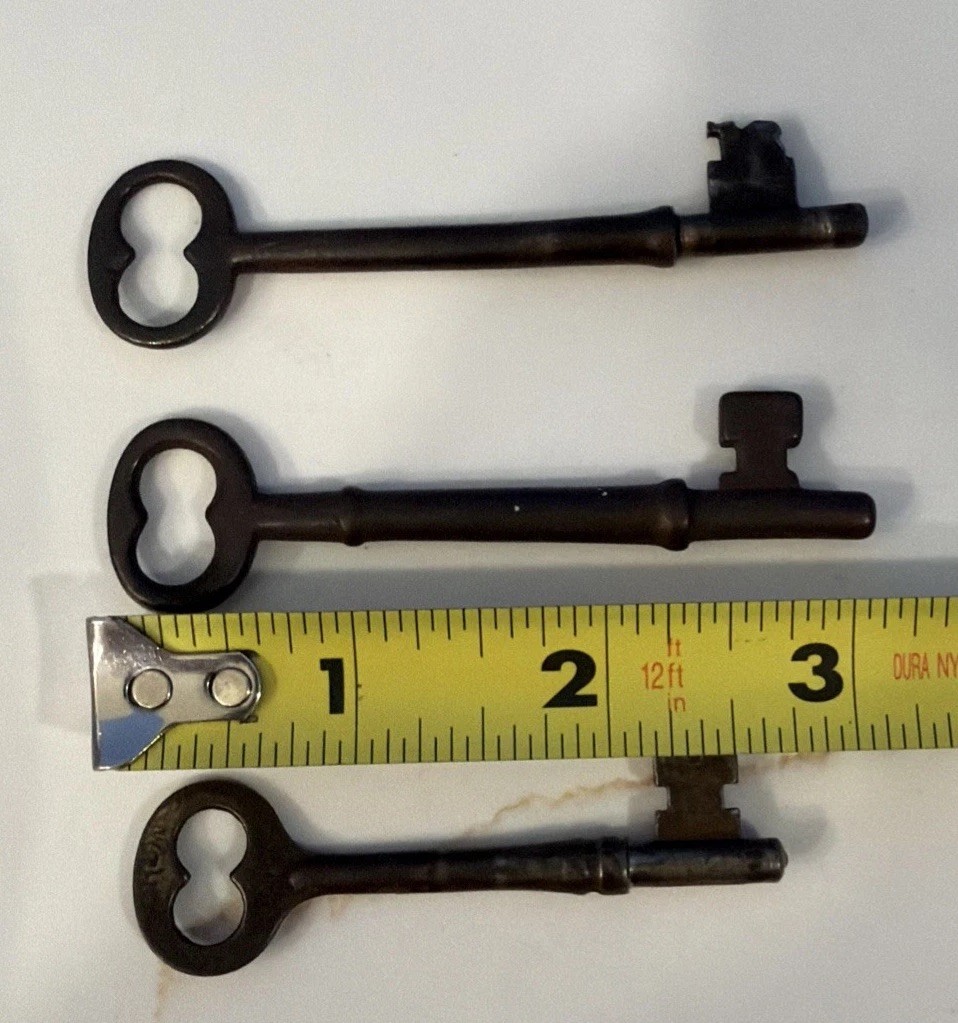 Lot of 12 Various Ramdonized Antique/Vintage Skeleton Type Keys Crafts/Steampunk