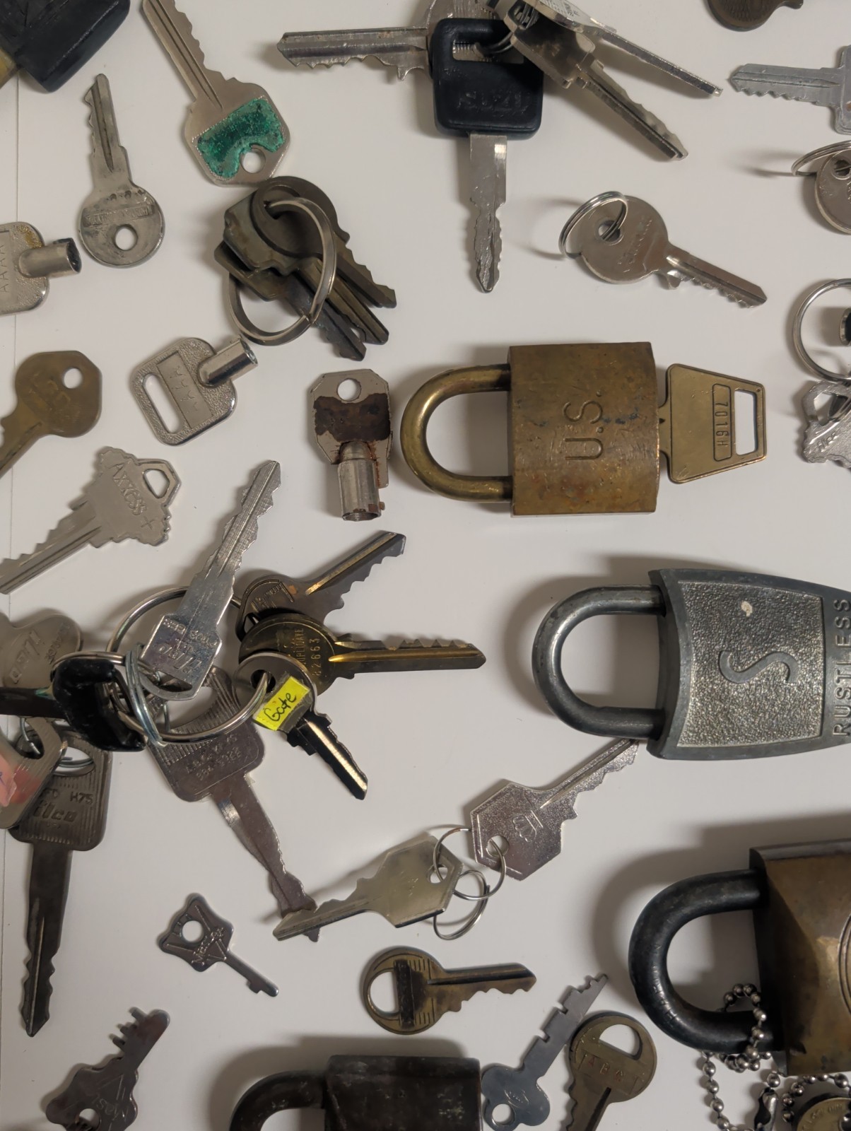 6 Lbs LOT Vintage Locks, Keys, Various Makers, Vending Machines See Extra Photos