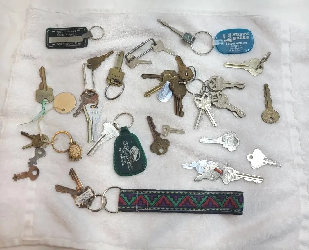 Mixed Lot Of Vintage Keys Steel Brass AUTO House Keychains
