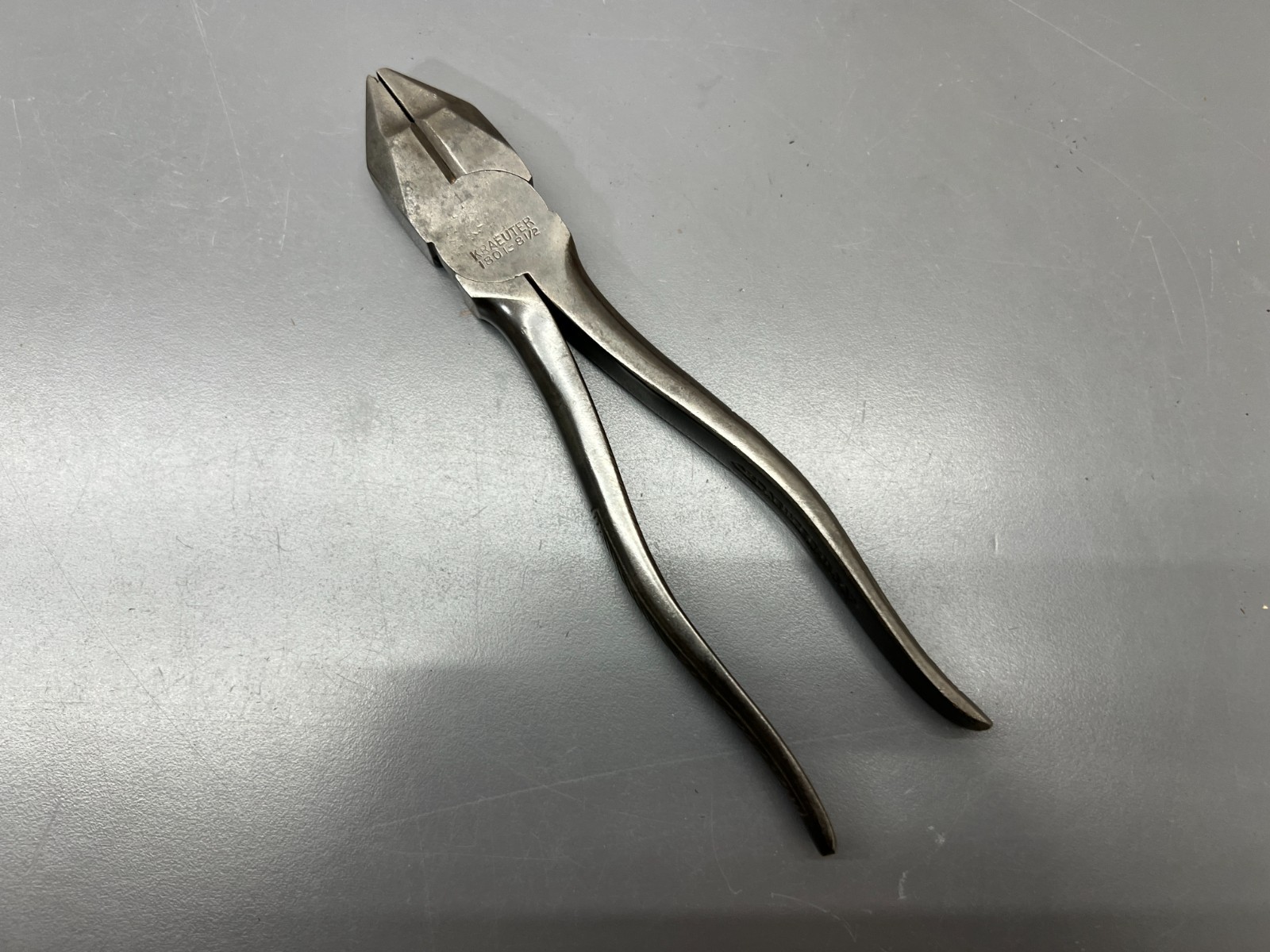 (M) VINTAGE KRAEUTER 1801-8 1/2 LINESMAN PLIERS – FANCY GRIPS – VGC – USA