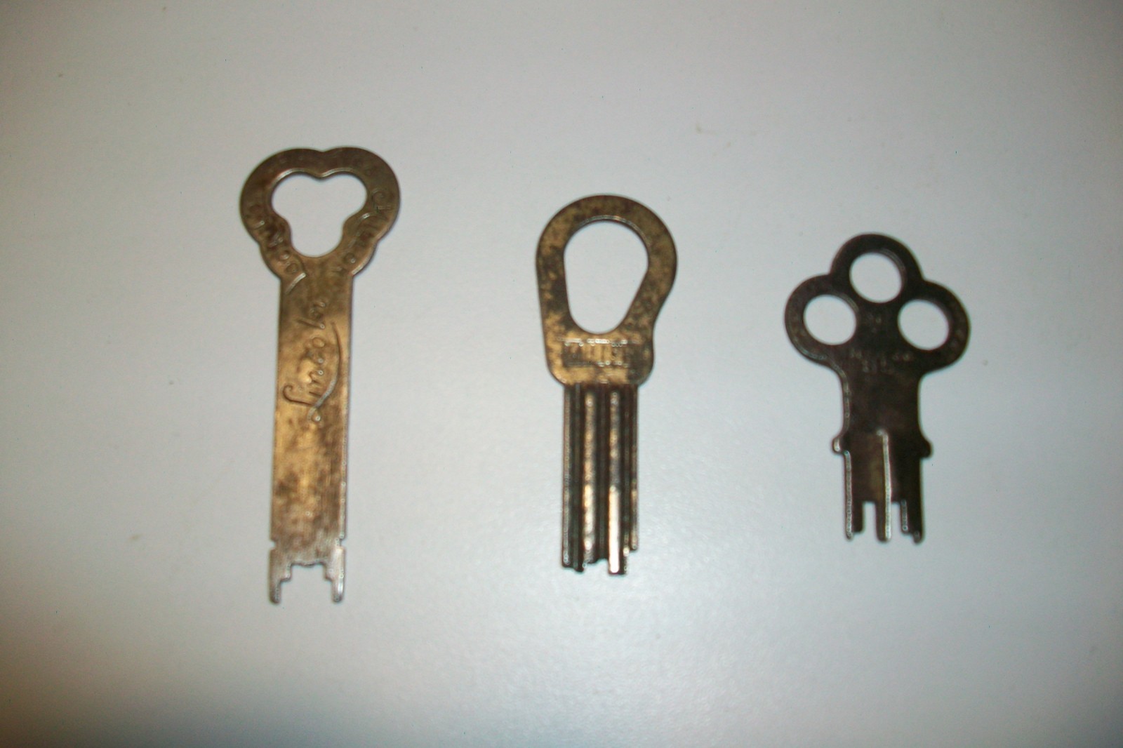 ANTIQUE VINTAGE MILLER LOCK CO. LINCOLN -YALE #85 PADLOCK PUSH KEYS.