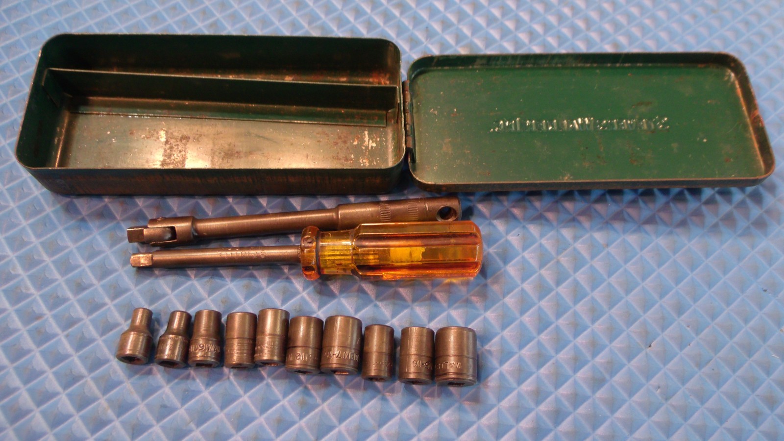VINTAGE “STEVENS WALDEN INC.” U.S.A. 1/4″ DRIVE SOCKETS, DRIVERS IN METAL BOX