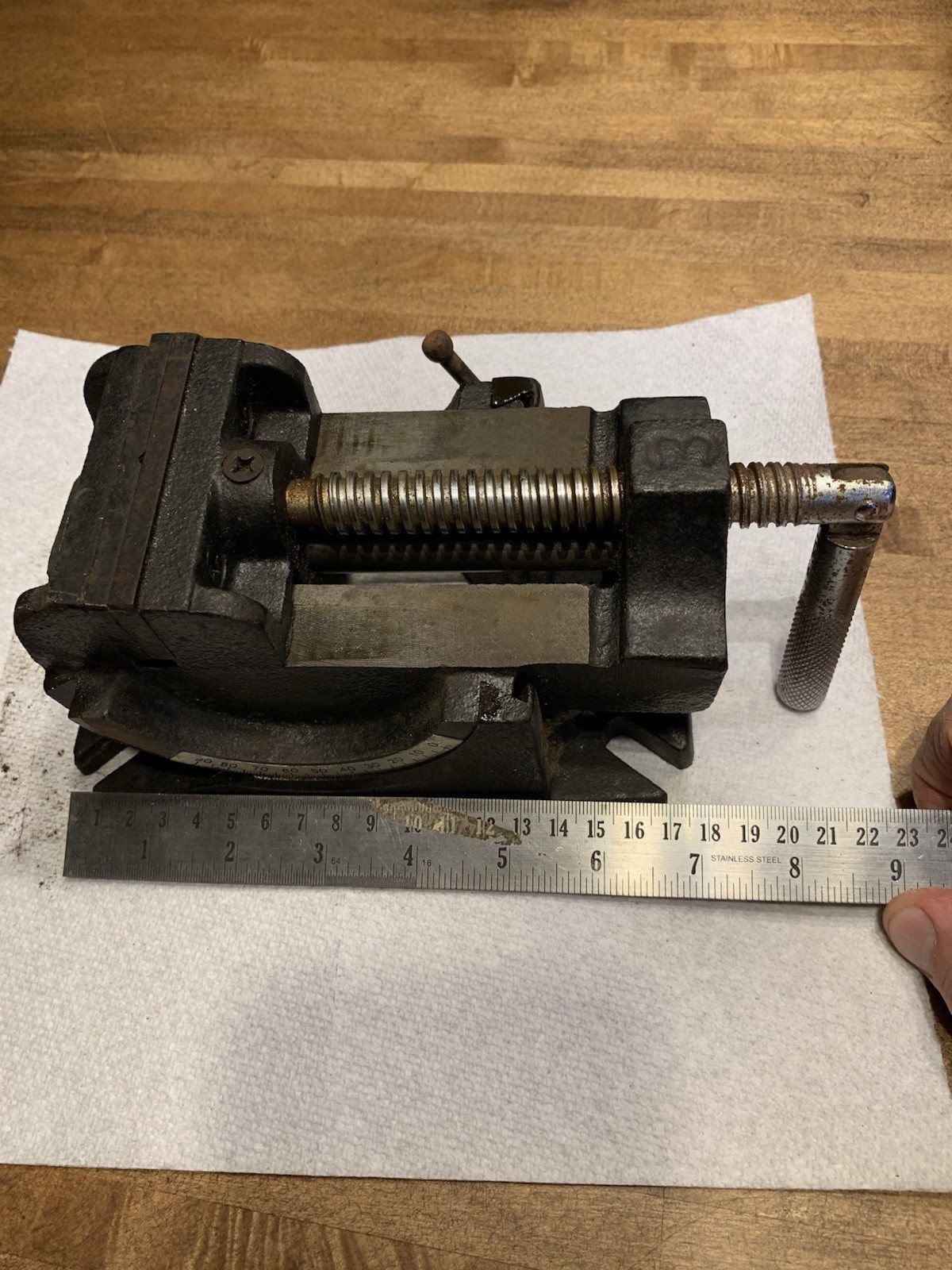 Swivel Base Bench Vise – Cast Iron Tips 0 – 90 Degrees