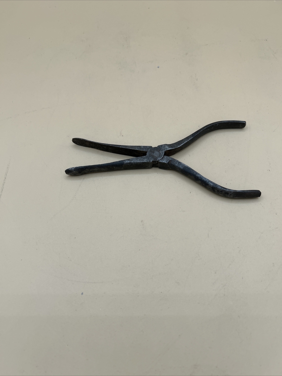 Vintage round nose duckbill pliers. Unmarked 7-1/4″ long.