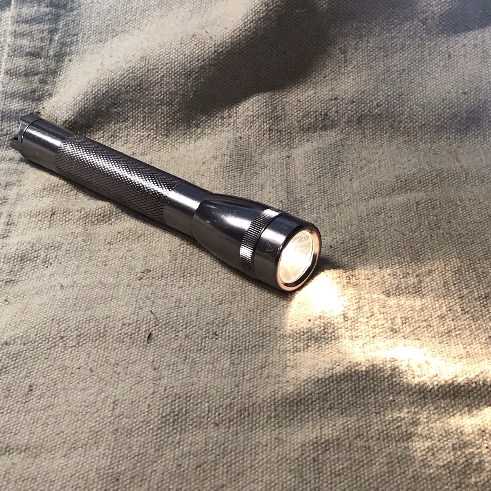 VINTAGE ORIGINAL MINI MAGLIGHT WITH FRESH ALKALINE BATTERIES MADE IN USA