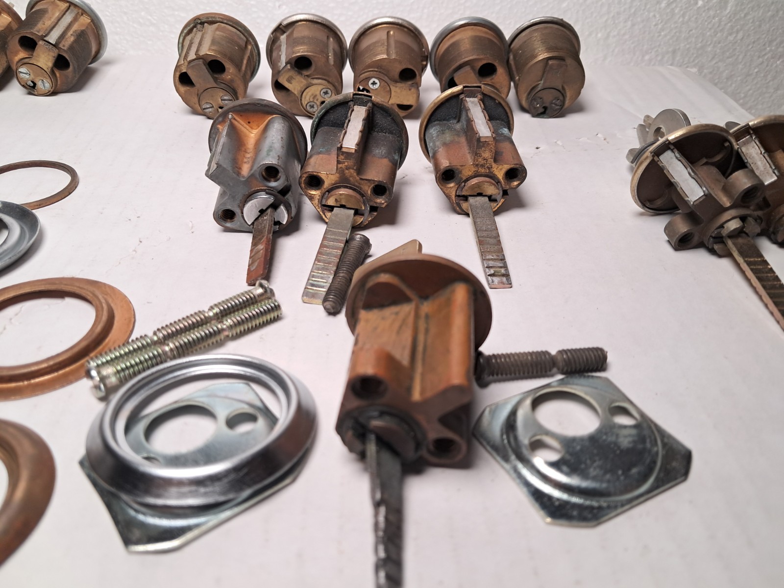 20 Yale Mortise & Rims Cylinders Used some with keys