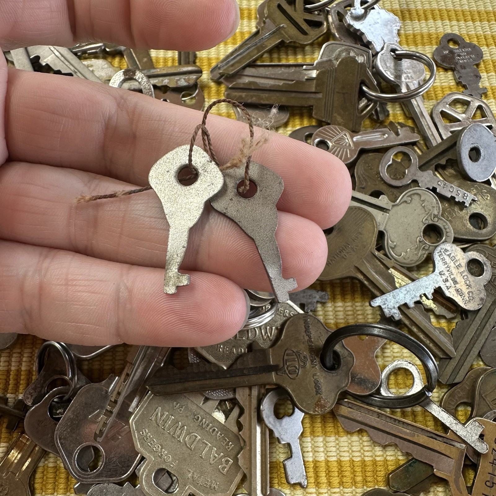 Mixed Lot of 140+ Vintage KEYS Different Sizes Gold Tone Silver tone Crafting