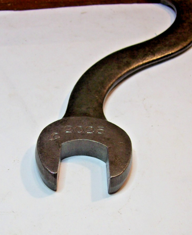 Billings & Spencer #2025 S curved wrench, 13/16×25/32 (9/16 cap x 1/2 cap /SAE)