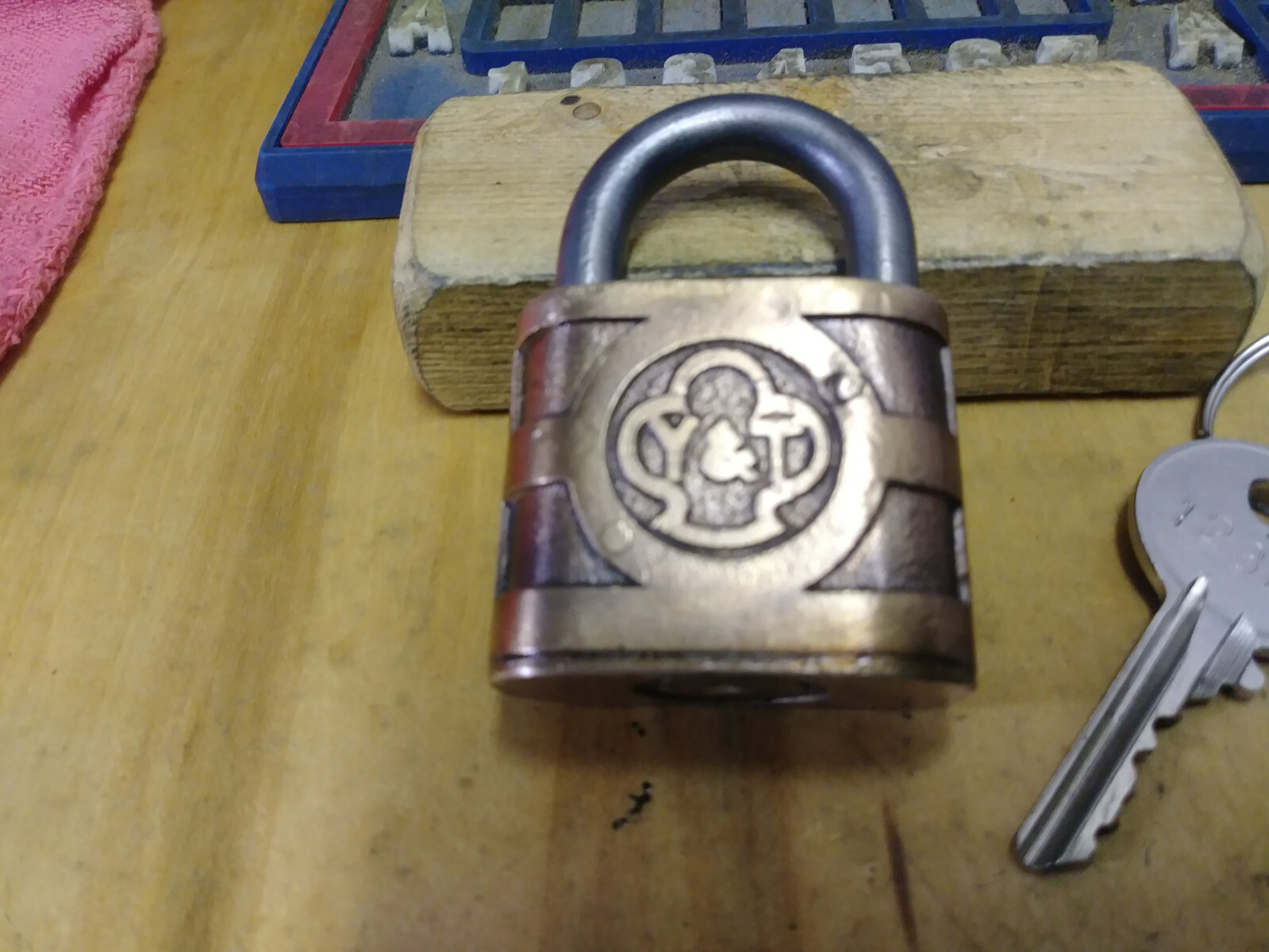 vintage/antique yale 830 padlock w/keys pre 29 12325