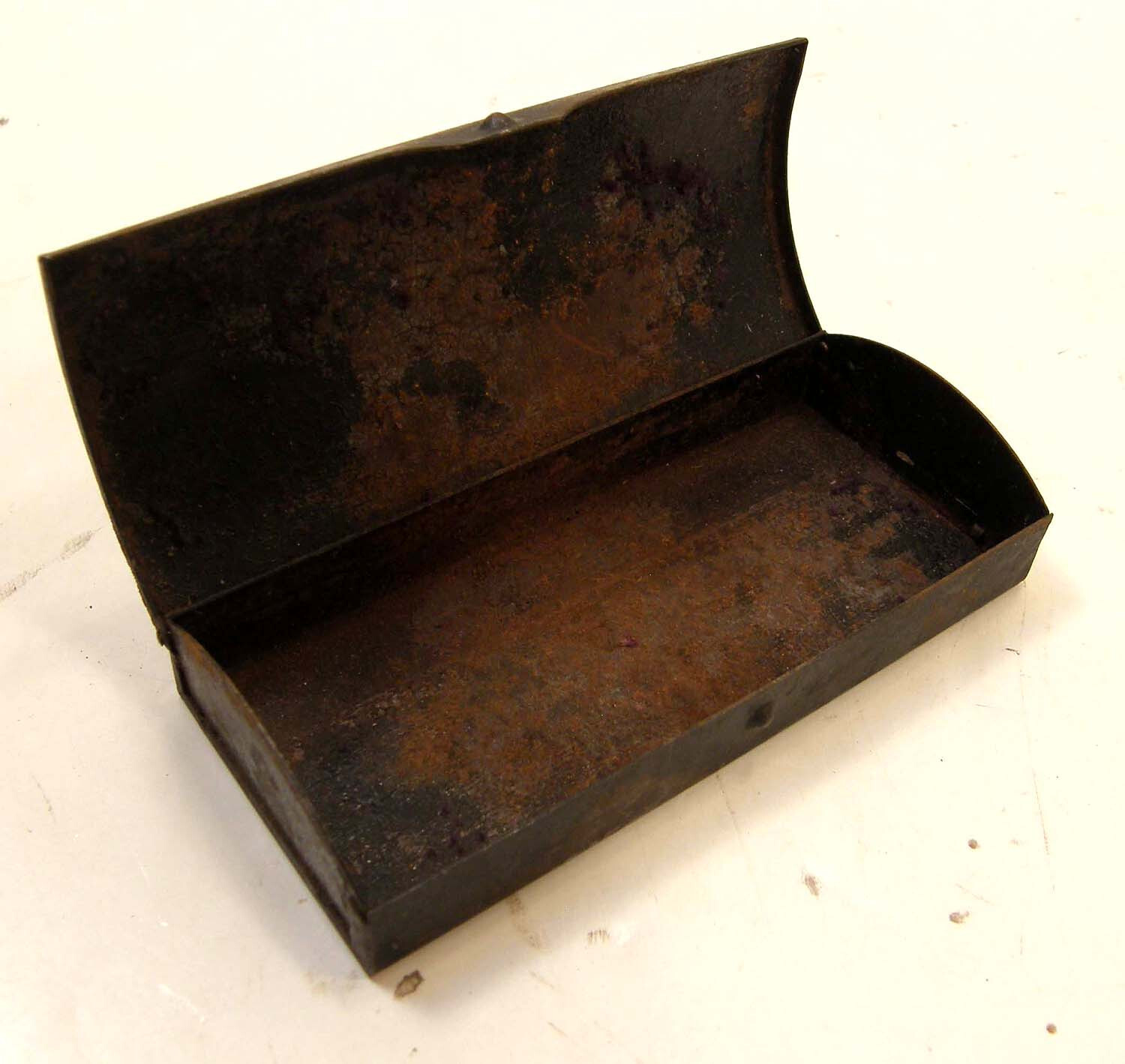 SMALL ANTIQUE STEEL HINGED LID HUMPBACK RAZOR BOX CASE OR MACHINISTS BITS