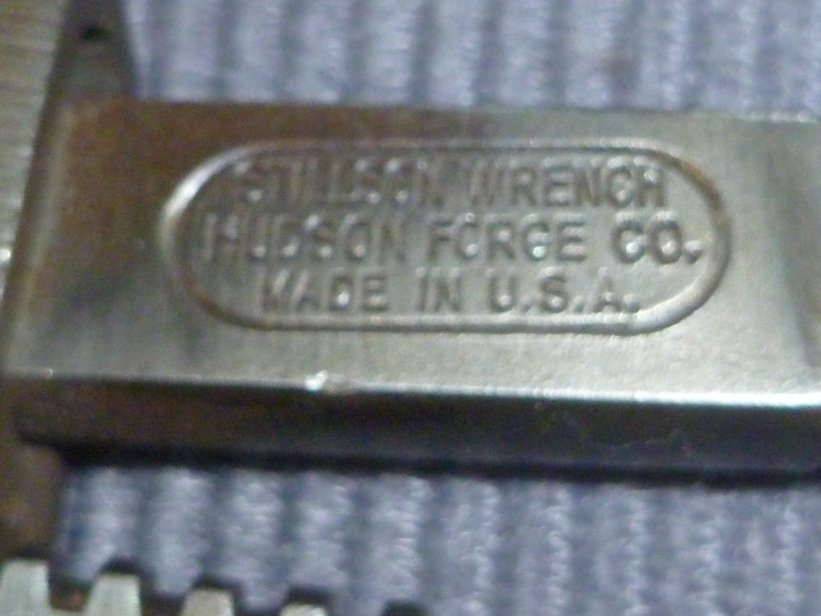 ANTIQUE STILLSON 8″ ADJ. PIPE WRENCH W/ WOOD HANDLE (HUDSON FORGE CO. U.S. A.)