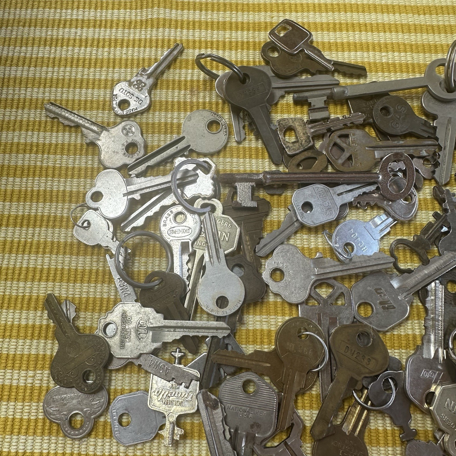 Mixed Lot of 140+ Vintage KEYS Different Sizes Gold Tone Silver tone Crafting