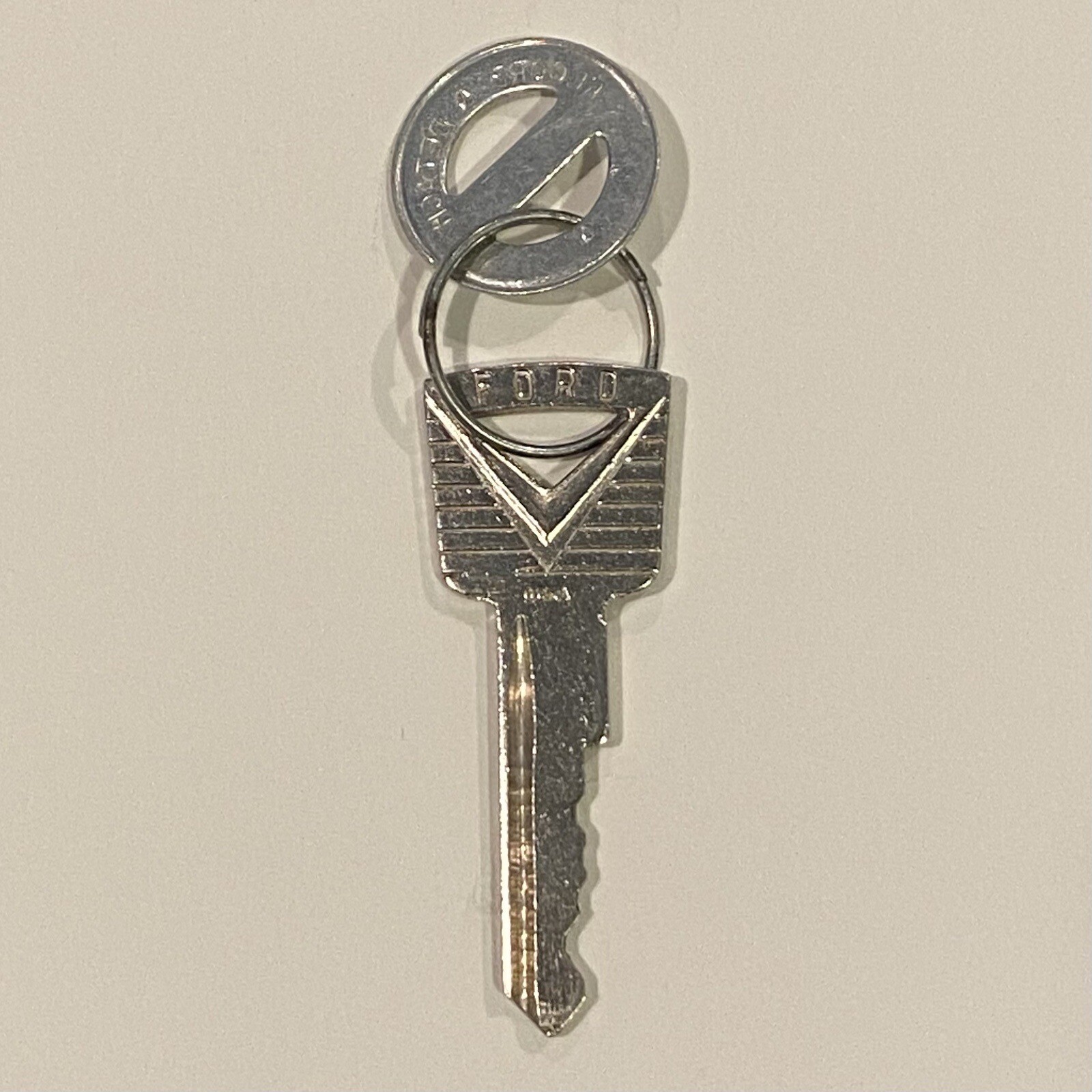 FORD ORIGINAL 1950s AUTOMOTIVE KEY w/ FACTORY DEALER VIN ID TAG ANTIQUE VINTAGE
