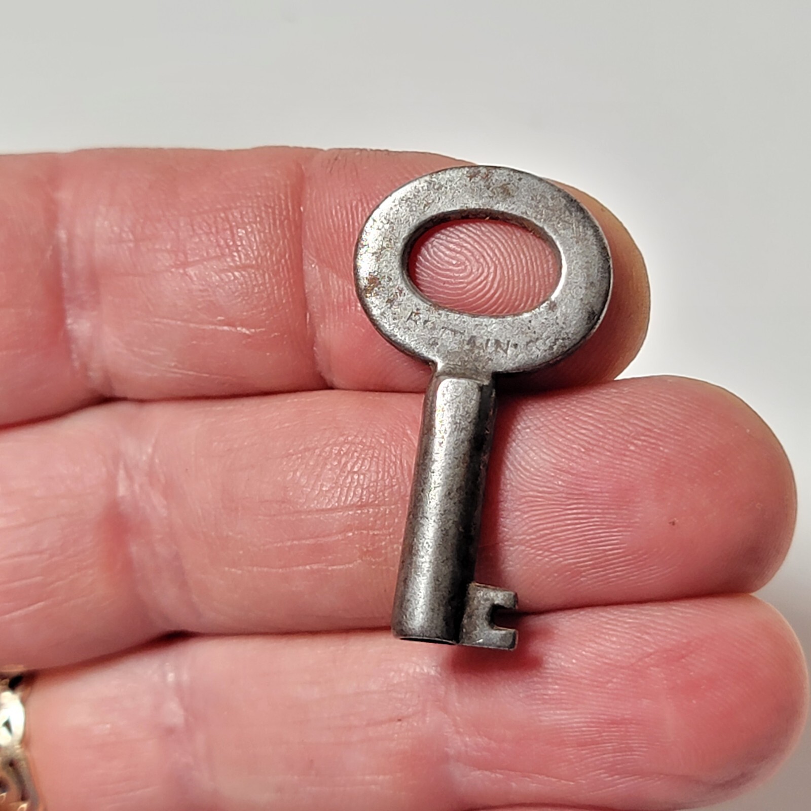 Vtg Small Open Barrel Skeleton Key Marked No T80 Approx 1 3/8″ Long Cat#J11-10
