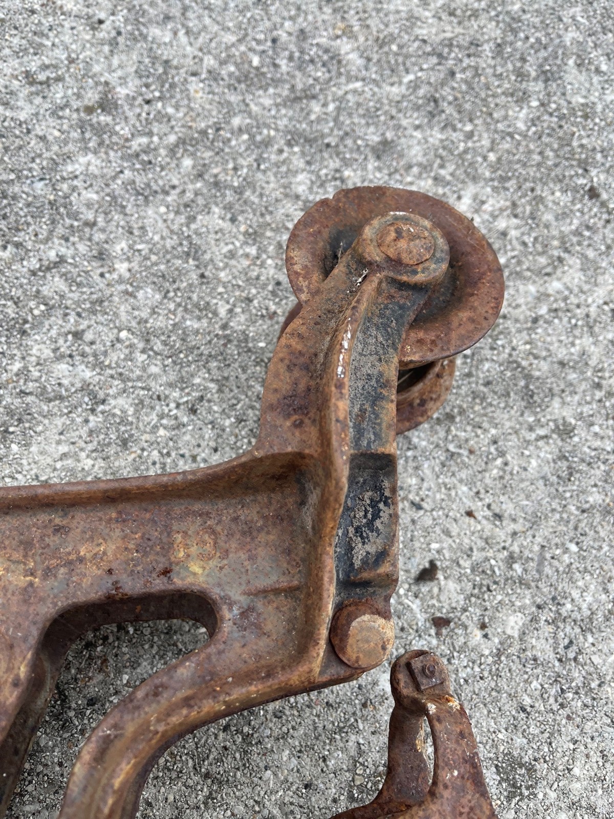 Antique Leader Cast Iron Farm Hay Trolley Barn Equipment w/ Center Drop Pulley