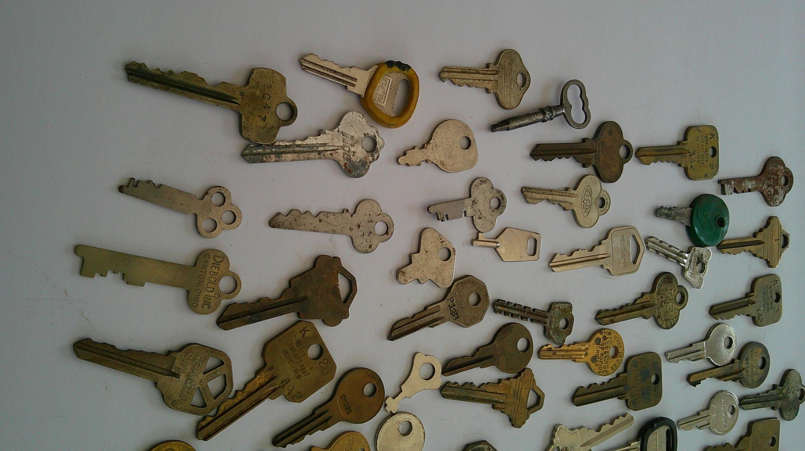 Vintage Lot of 100 Miscellaneous Keys
