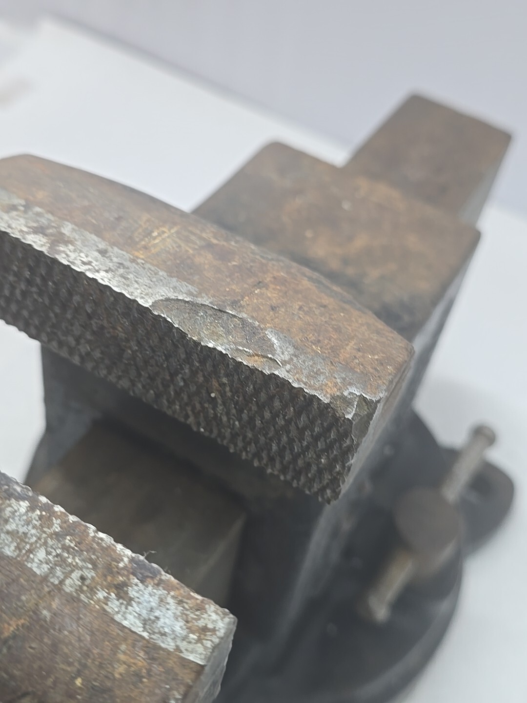 Vintage Hollands No.24 Swivel Base Bench Vise (4″ Jaws/8.25″ Max Opening/58lbs.)