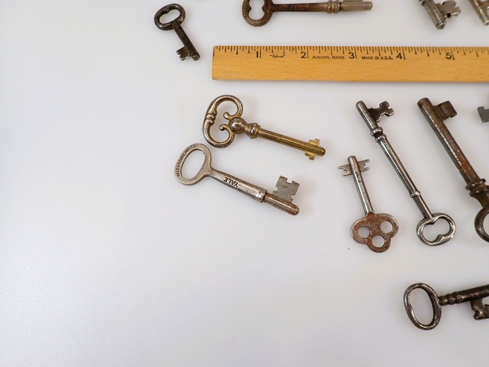 Lot of 31 Vintage Solid Skeleton Keys Antique Flat & Bit Keys Craft Steampunk