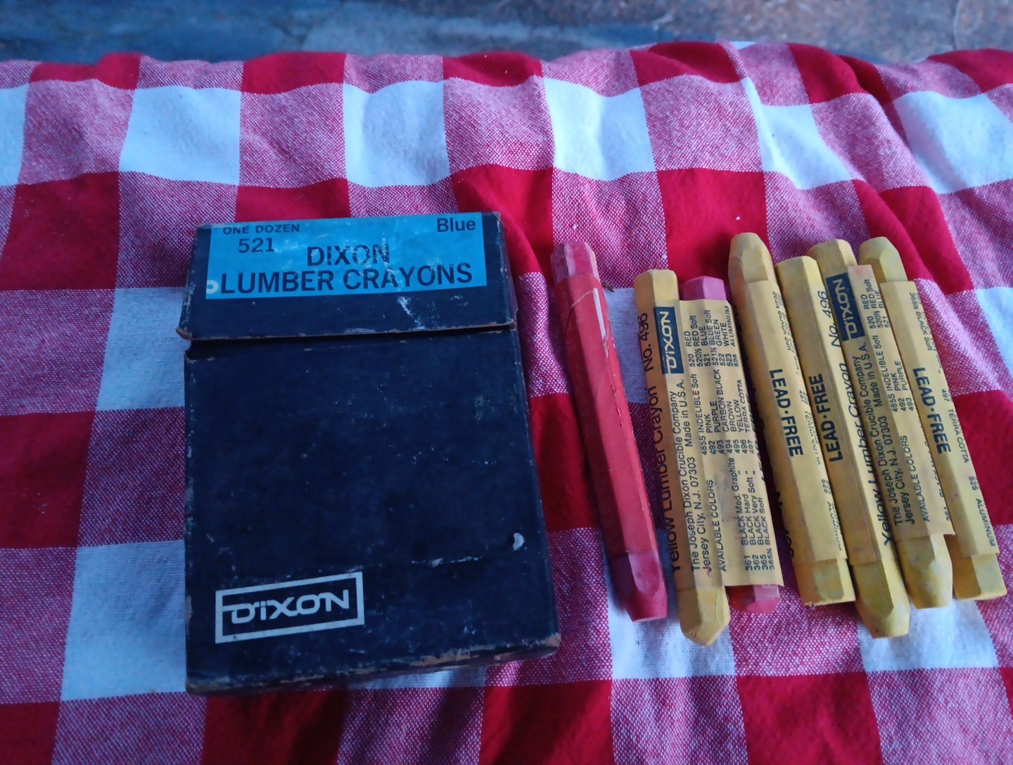 VINTAGE LOT OF 18 DIXON LUMBER CRAYONS BLUE YELLOW RED NOS NEW