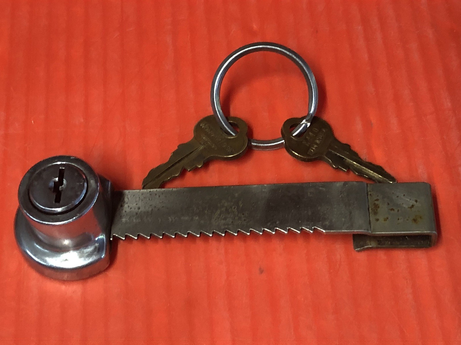 WONDER LOCK CHICAGO Vintage Sliding Cabinet Lock w/ 2 Original Brass Keys (K440)