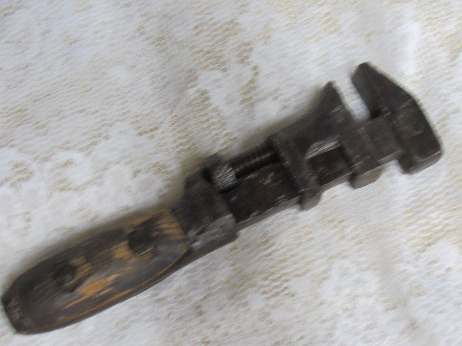 RARE ANTIQUE VINTAGE BLUE GRASS BLUEGRASS PIPE MONKEY WRENCH WOOD HANDLE 6.5″USA