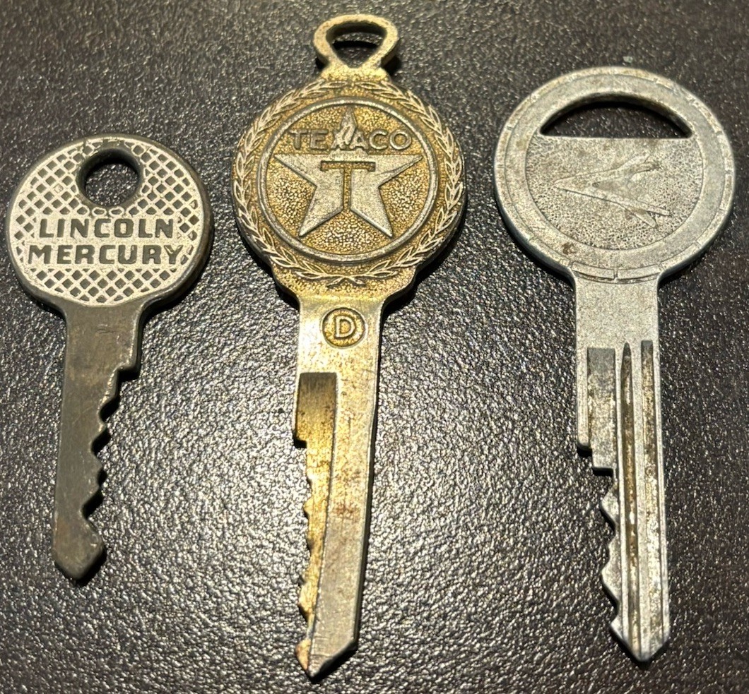 LOT OF VINTAGE OLD CAR AUTOMOTIVE KEYS