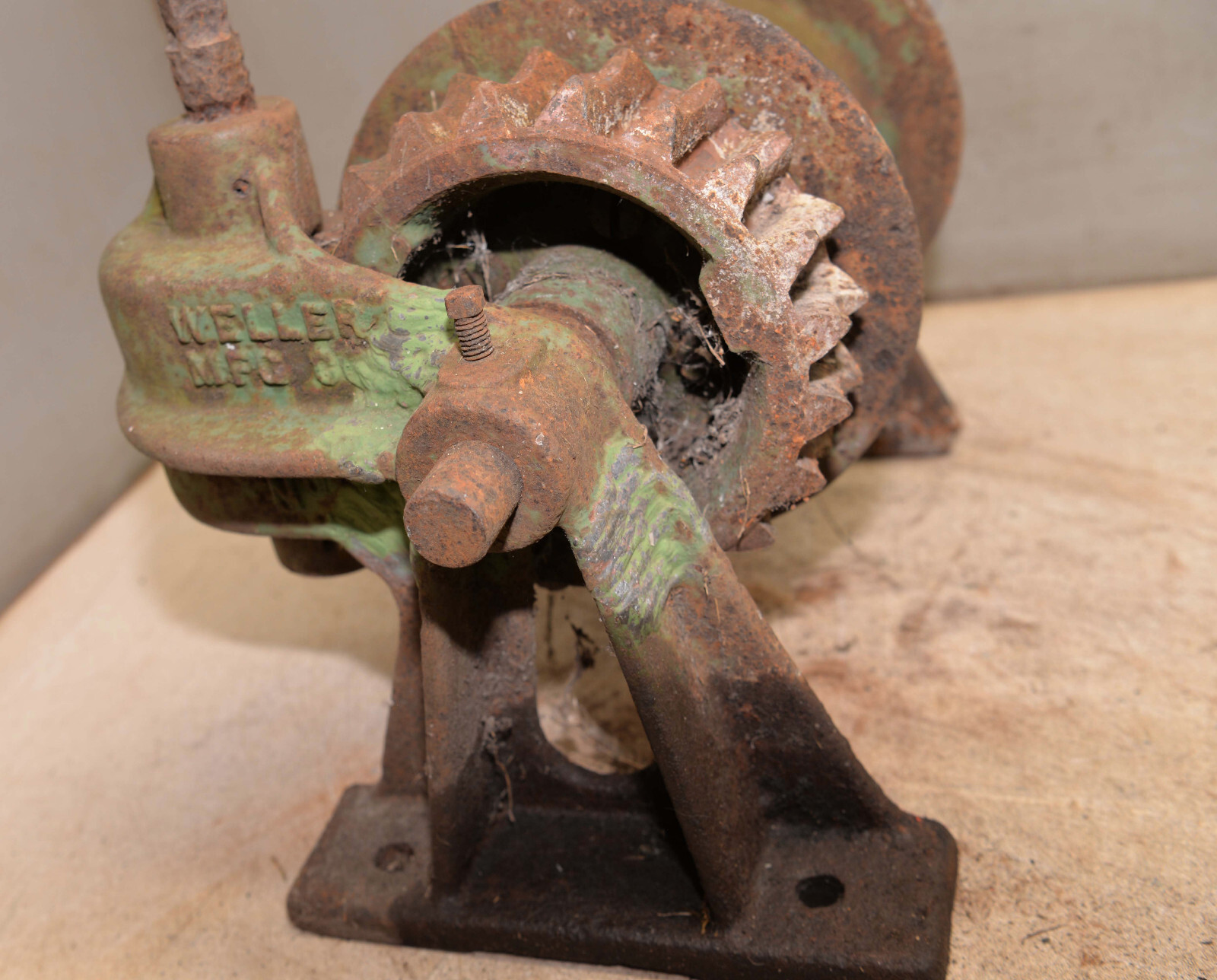 Antique Weller Mfg Co hand crank farm silo winch collectible mining logging tool