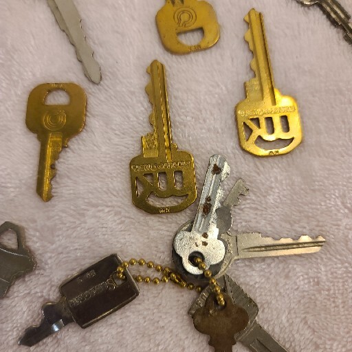 Vintage Mixed Lot Of 15+ Keys And Key Chains Of Various Sizes,Brands,Types,etc