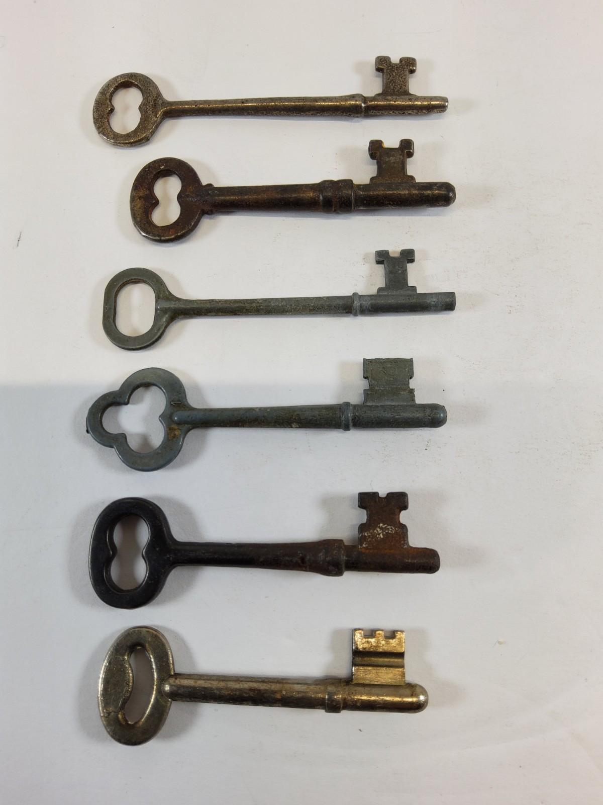 6 Vintage Solid Core Skeleton Keys