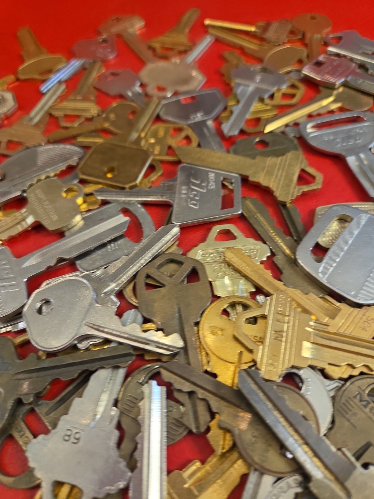 Lot Of 140 VTG Old Style Keys Automobile House Hotel Brass & Silver Craft ARTS