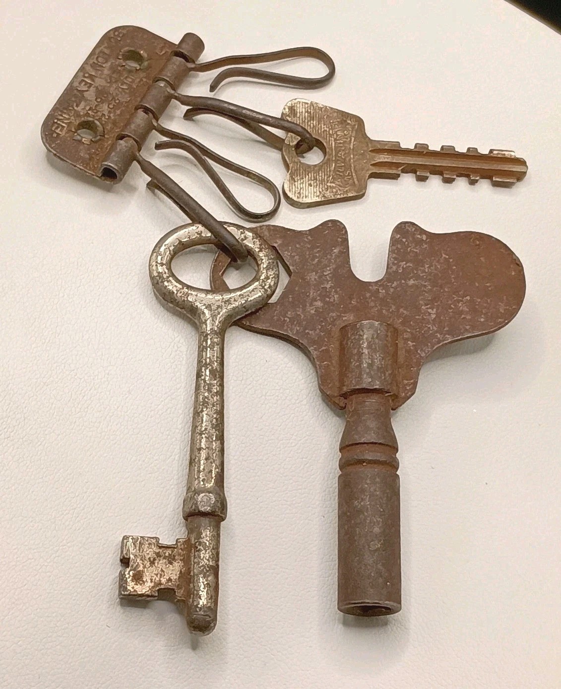 Vintage Buxton Key-Tainer Skeleton Key Holder Antique Organizer & Keys