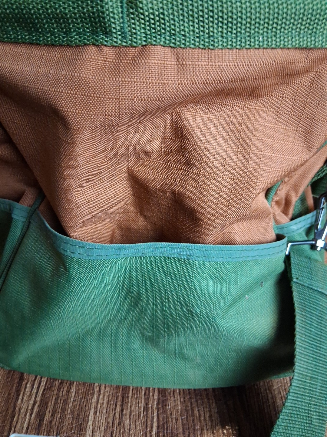 Bucket Boss GateMouth Green & Brown 20″ EUC