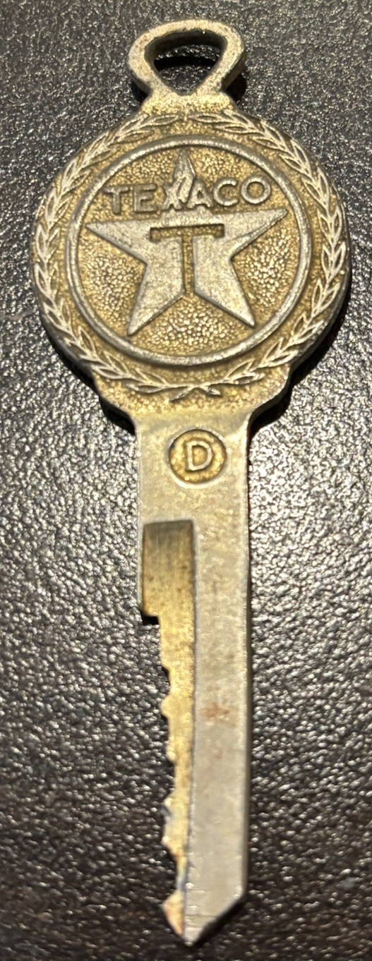 LOT OF VINTAGE OLD CAR AUTOMOTIVE KEYS