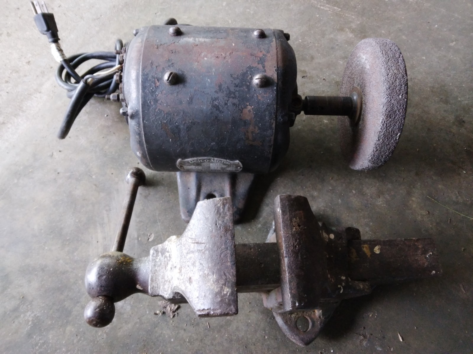 2 Pieces Vintage/Antique Delco Model 4830 Bench Grinder & Monarch Lion Head Vice