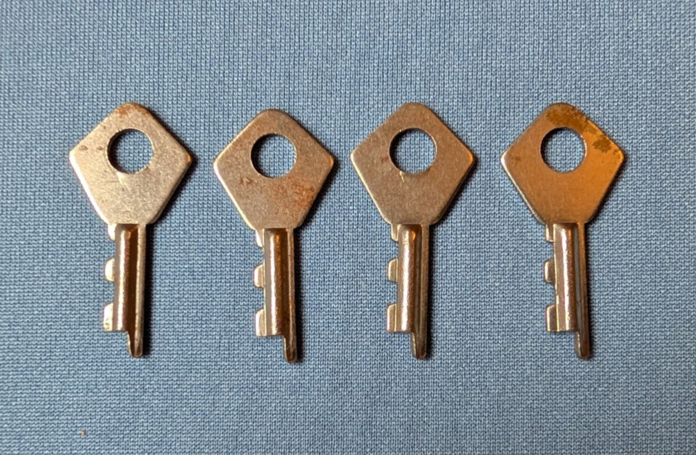 4 vtg SEYMOUR PRODUCTS CO, electrical switch mechanical KEYS, 1.5″ long