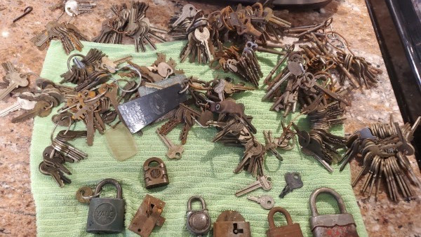 8lb Lot , 470 Antique Skeleton, Cabinet Lock, Jeweler Antique Keys and locks