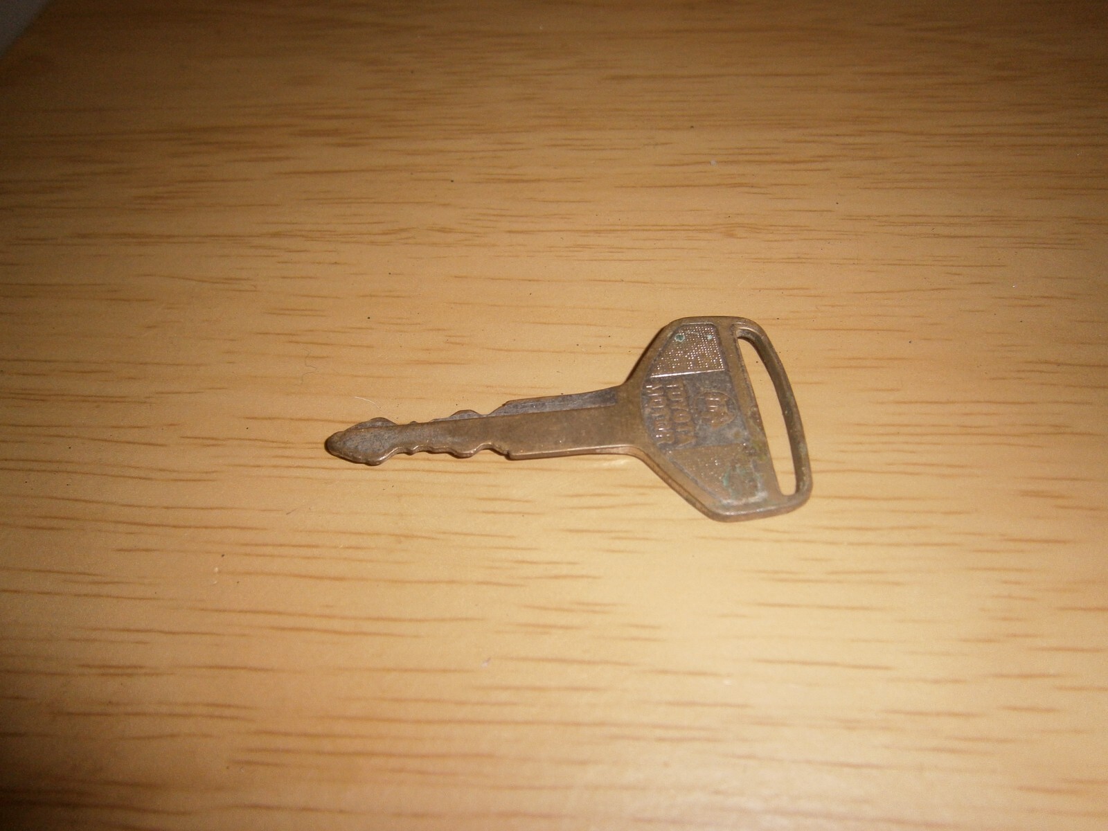 Vintage Toyota Motor car key. 5.8.cm. (E5b)