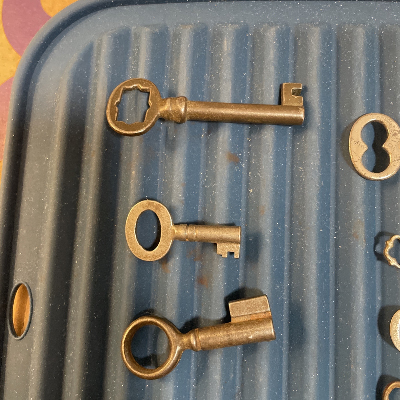 Lot of 15 used Assorted Antique/Vintage Metal Skeleton Keys Various Sizes F