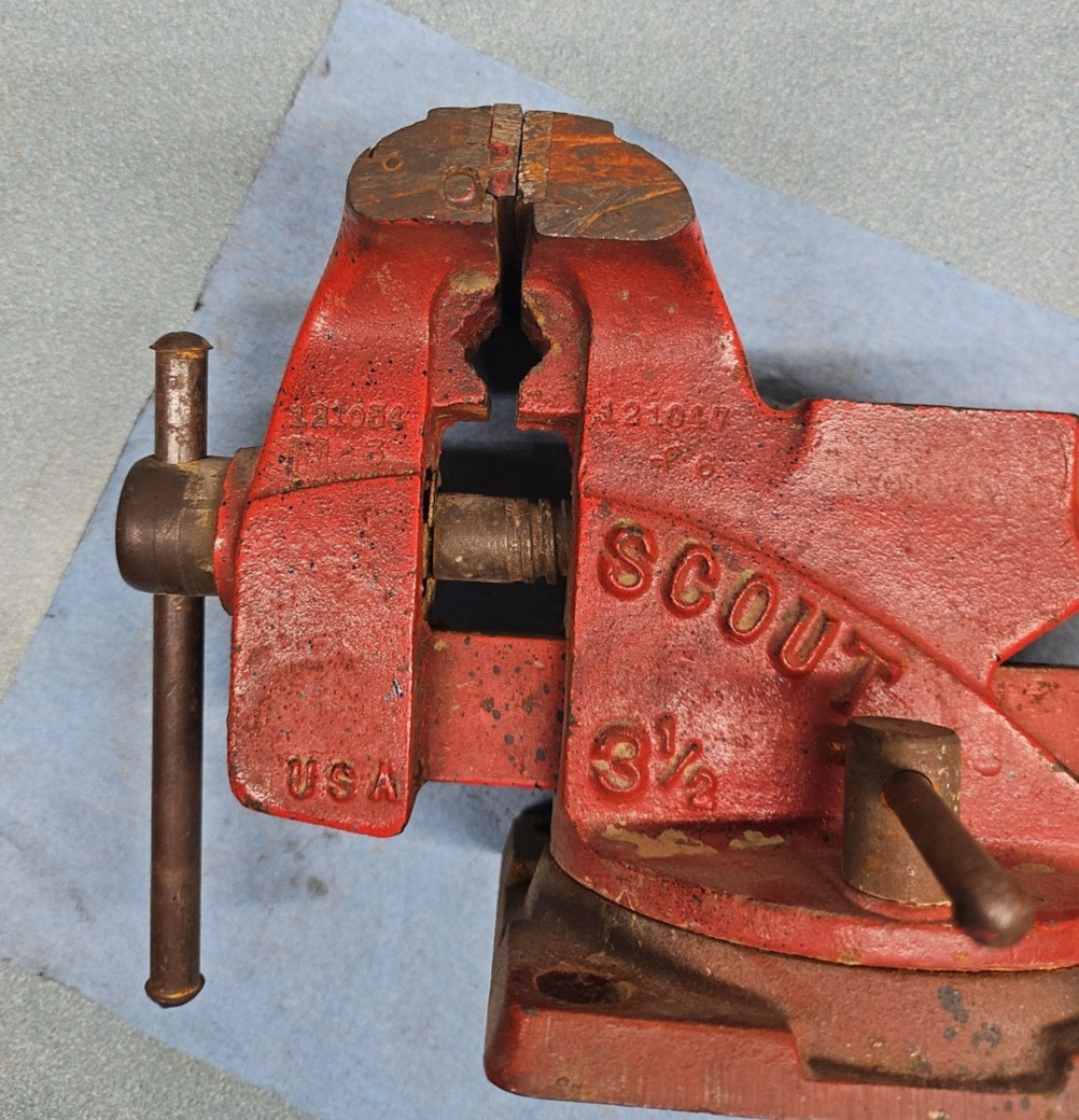 Vintage Scout 3-1/2″ Bench Vise, Horn Anvil , Pipe Jaw, Swivel Base, Made In USA