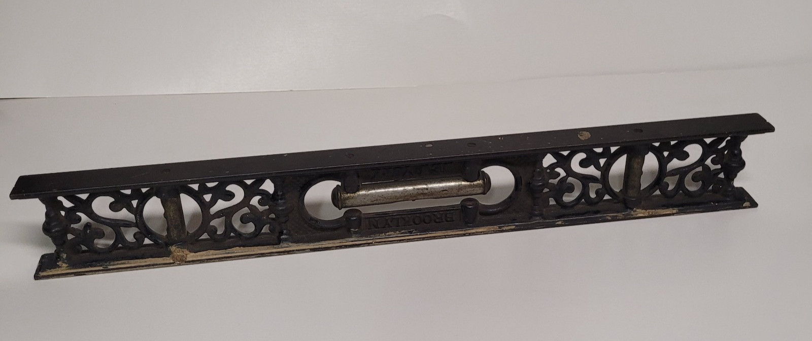 Antique DAVIS PATENT N.W. ROBINSON CO BROOKLYN NEW YORK CAST IRON 18″ LEVEL