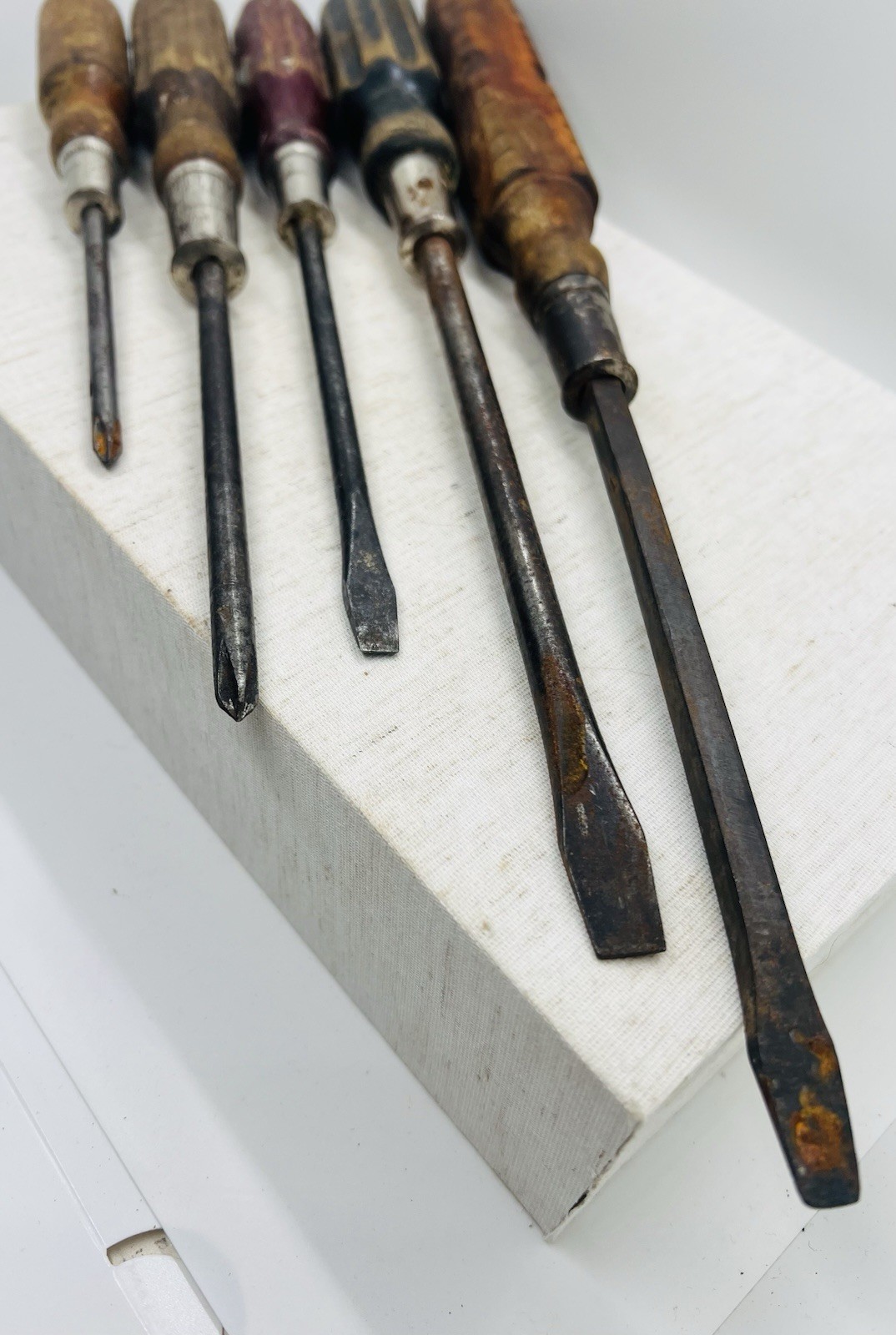 Vintage Wooden Handle Screwdrivers Lot of 5 Stanley R & P Bridgeport Patina USA