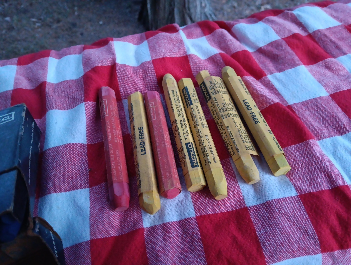 VINTAGE LOT OF 18 DIXON LUMBER CRAYONS BLUE YELLOW RED NOS NEW