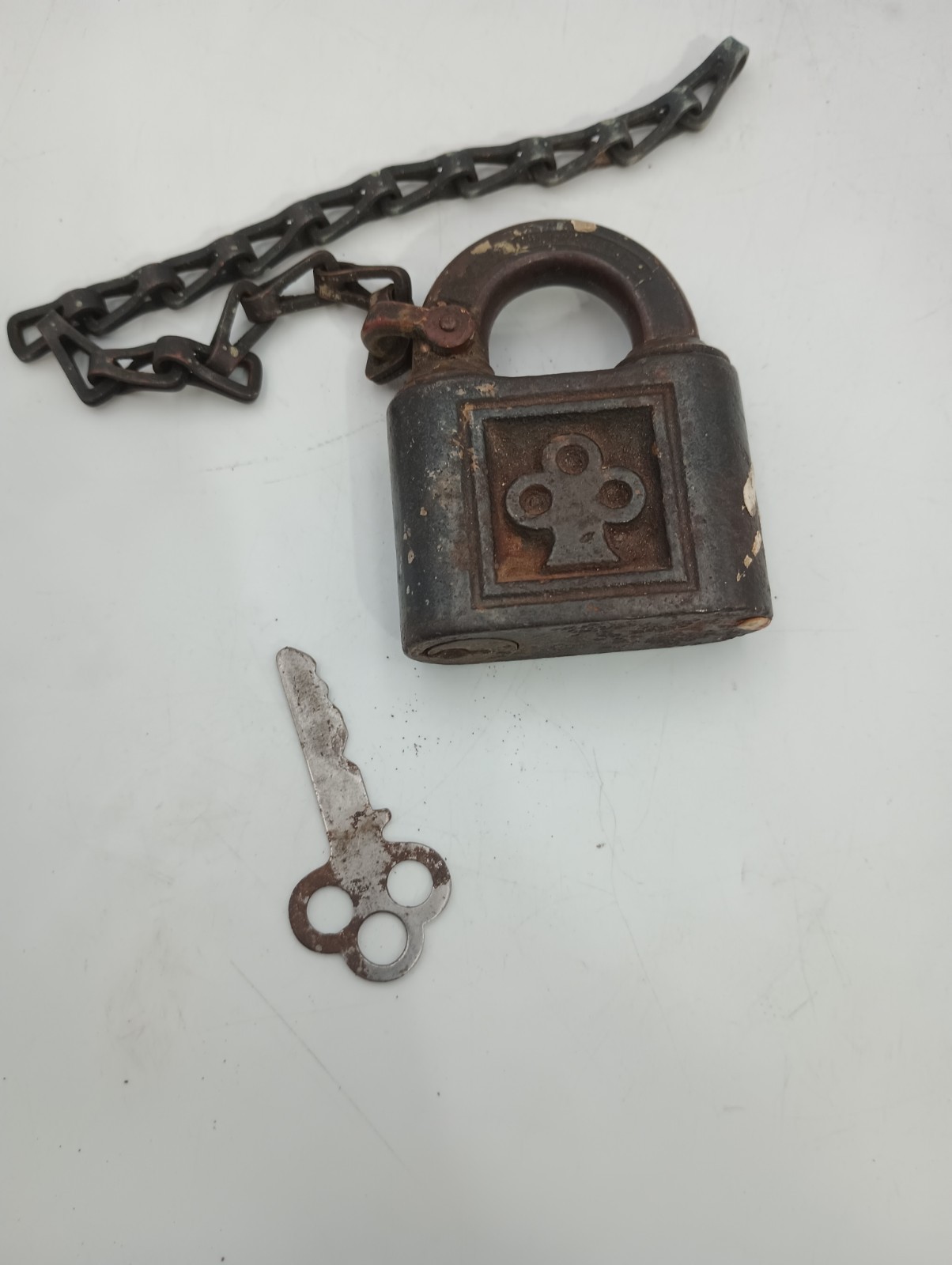 Antique Yale & Towne Clover Push Key Pad Lock With Chain & Key Works